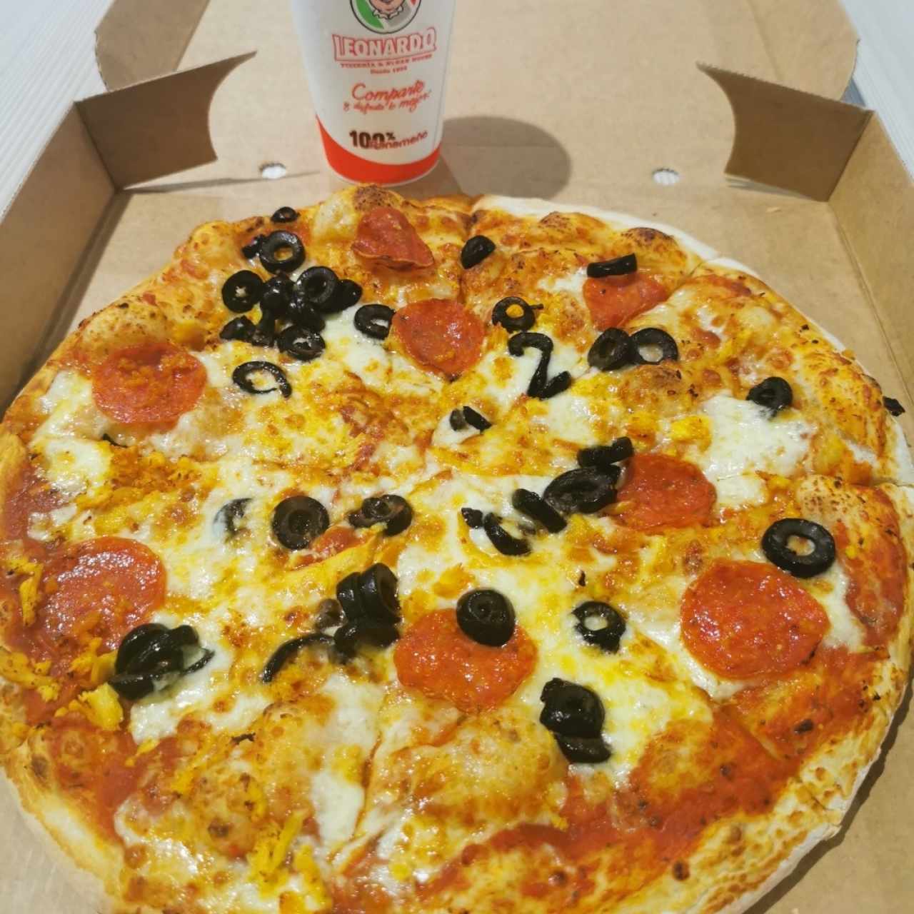 Pizza de peperoni, pollo, aceitunas negras