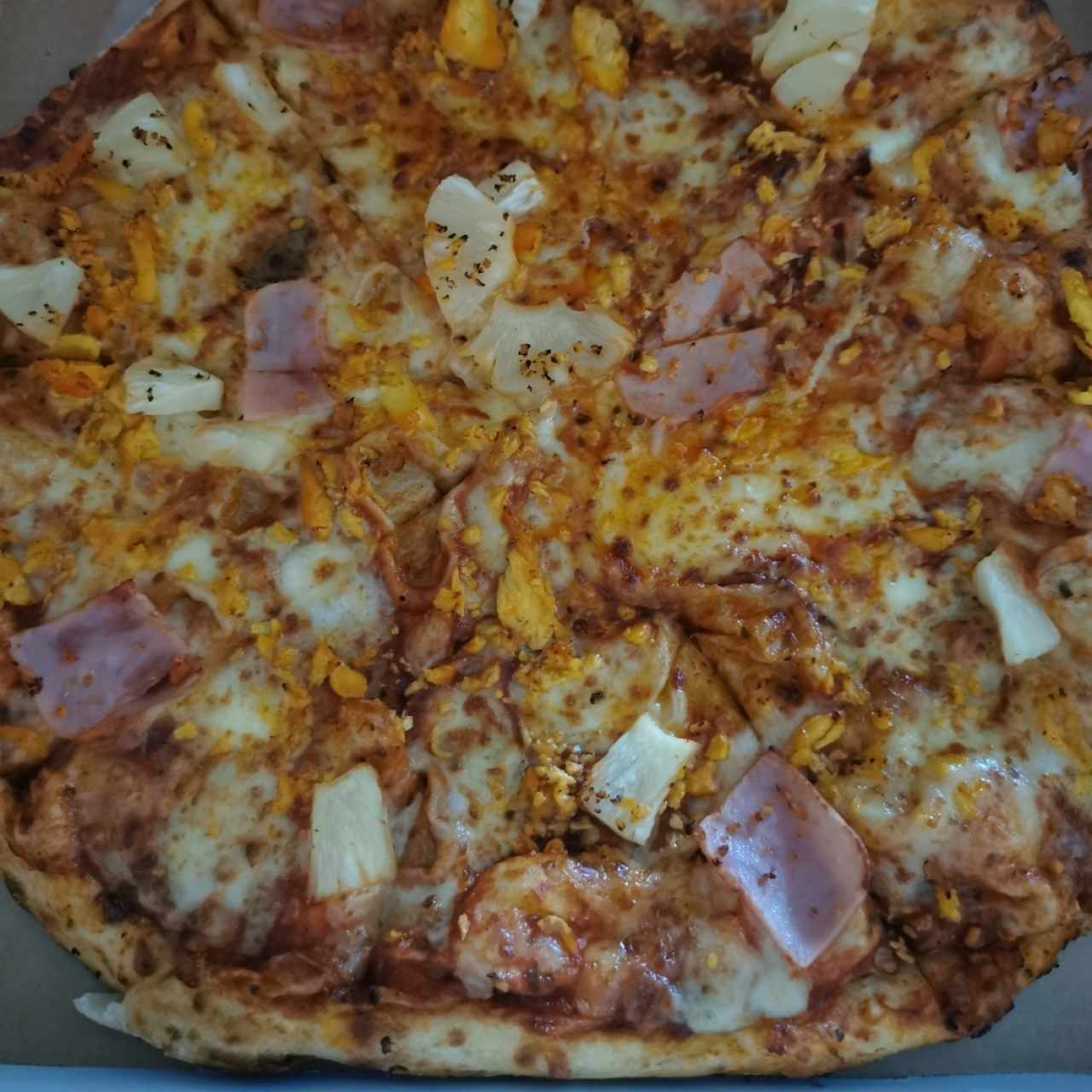 Pizza de pollo, piña y jamon