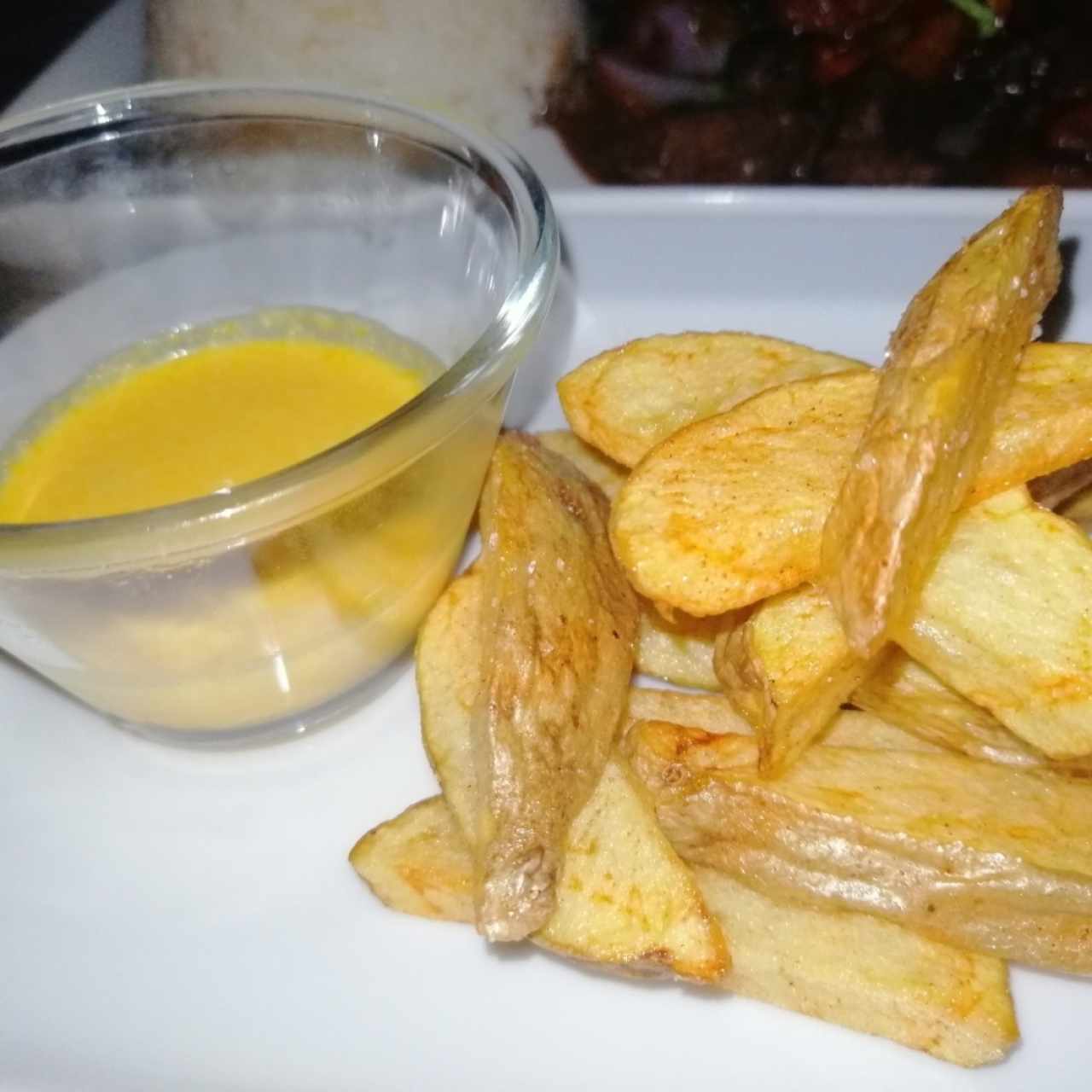 Papas fritas con salsa huancaína