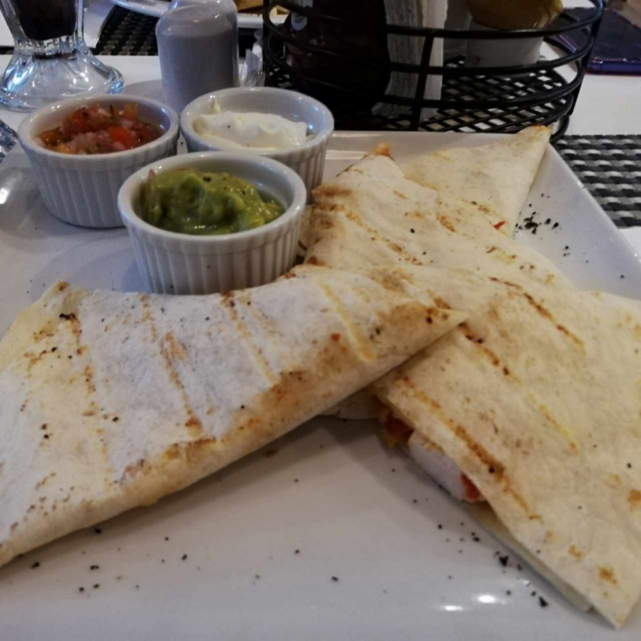 QUESADILLA DE POLLO / CHICKEN QUESADILLA