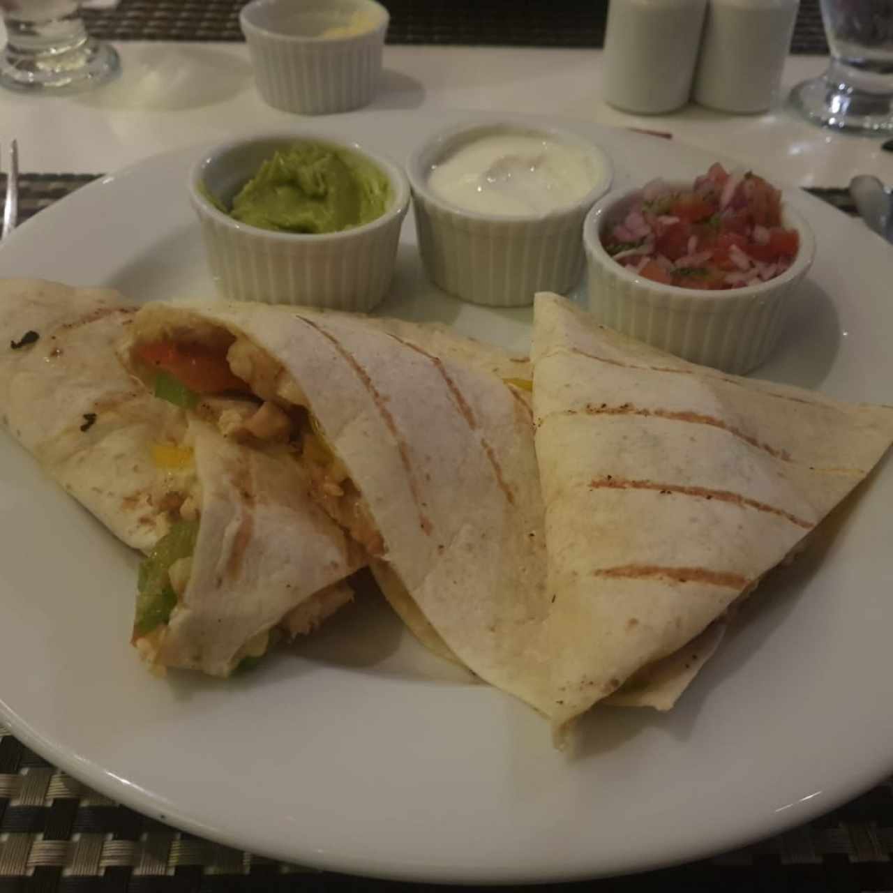 QUESADILLA DE POLLO / CHICKEN QUESADILLA