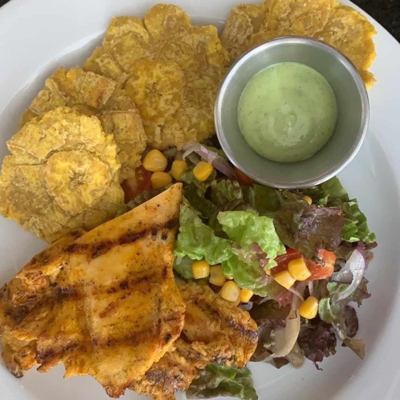 Tasajo de pollo con ensalada y patacones y su salsa de recao’verde!!!