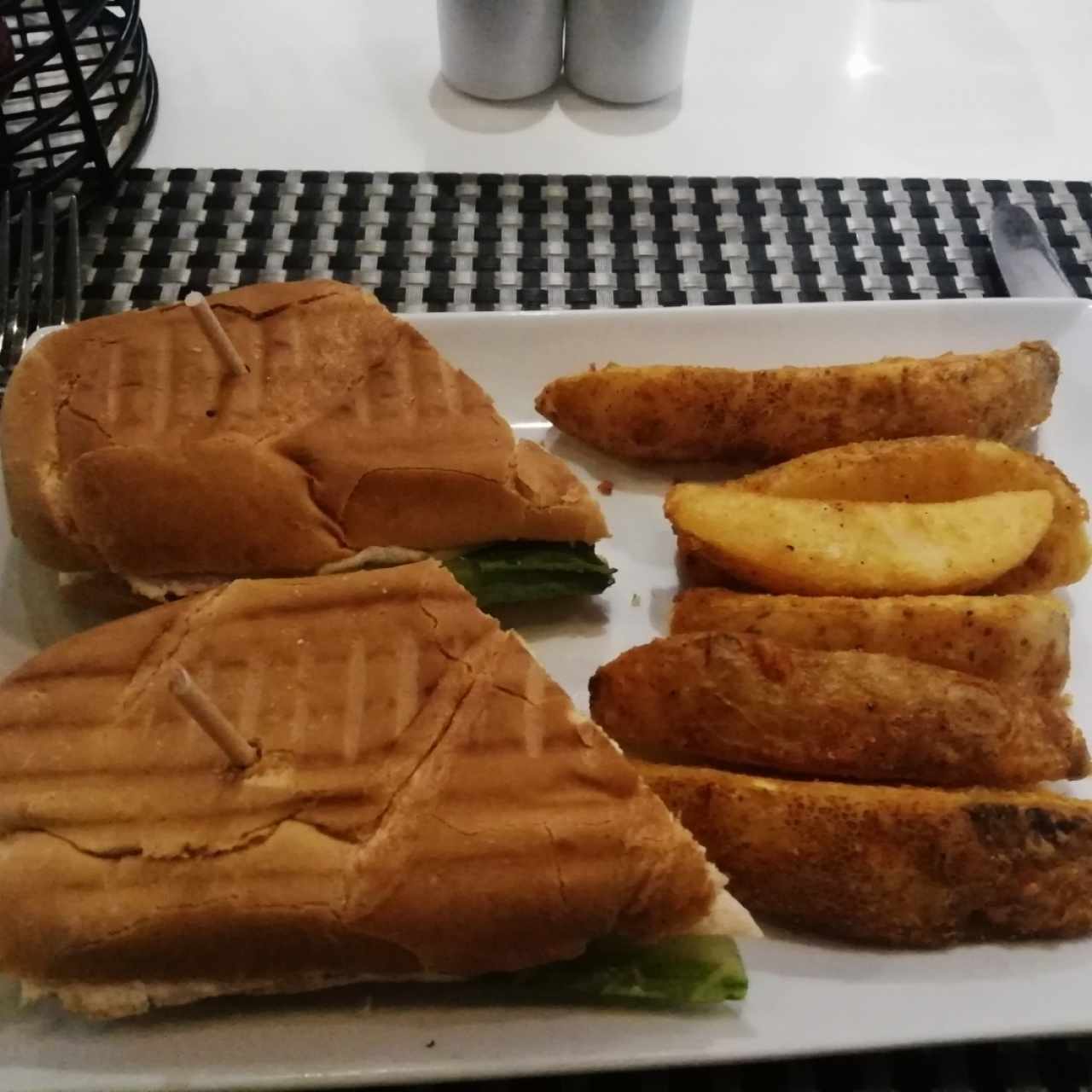 PANINI DE POLLO / CHICKEN PANINI