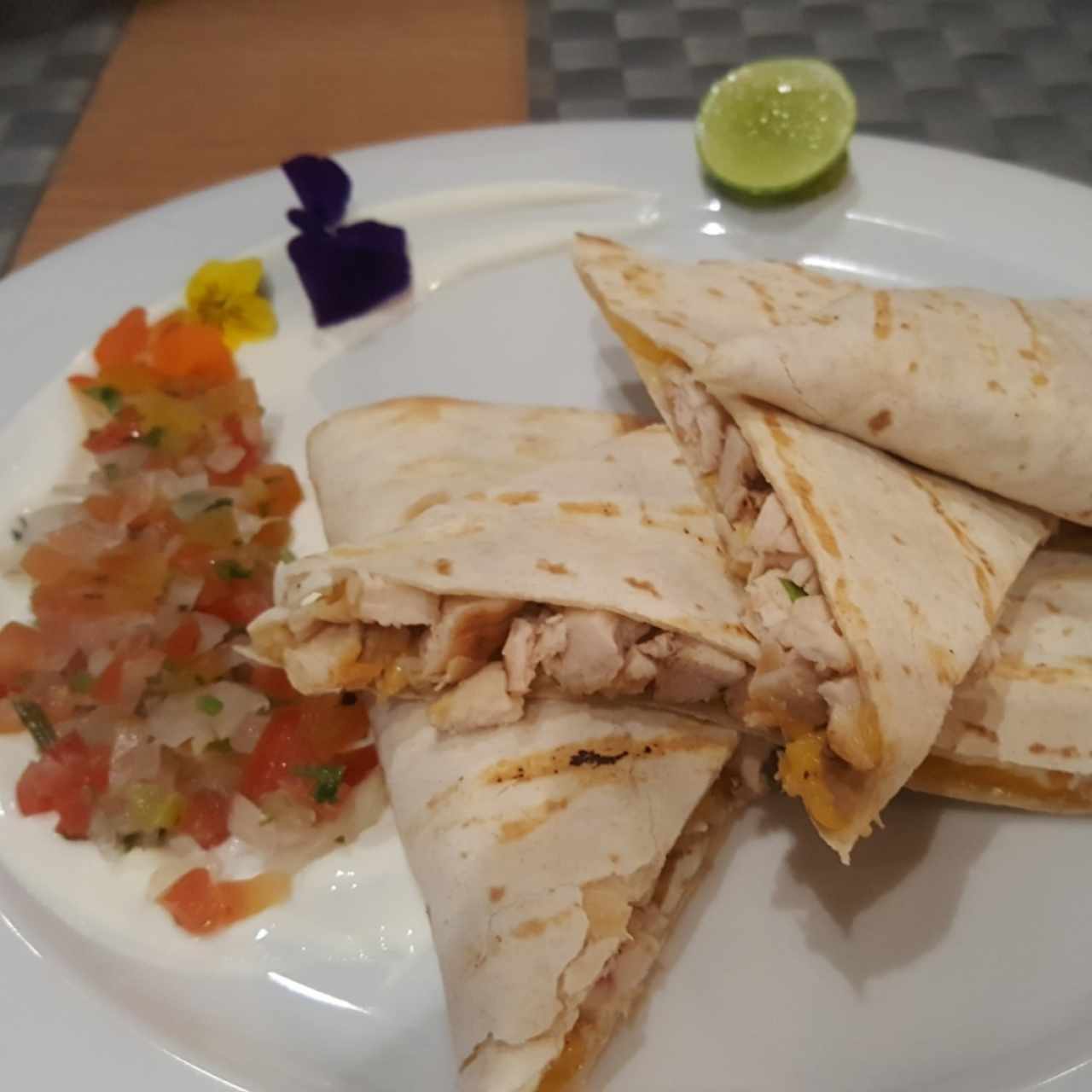 QUESADILLA DE POLLO / CHICKEN QUESADILLA