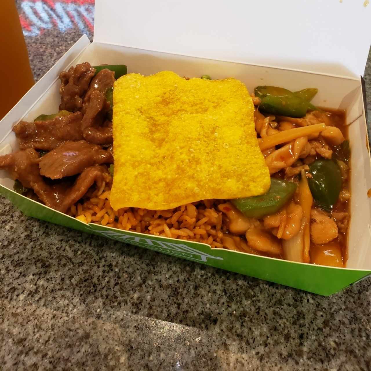 Plato de 2 Entradas Arroz frito,  carne y pollo