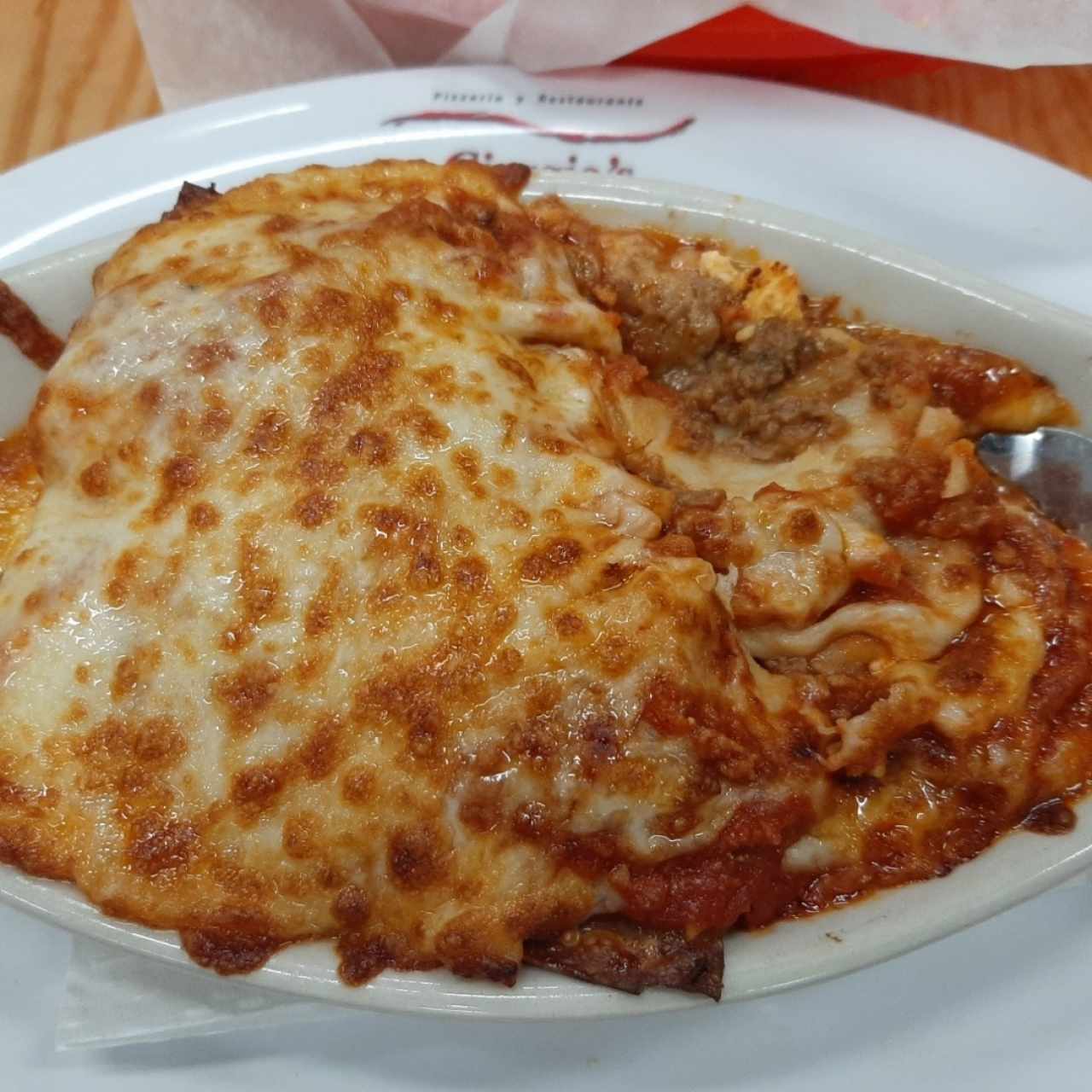 Lasaña de carne con queso gratinado 