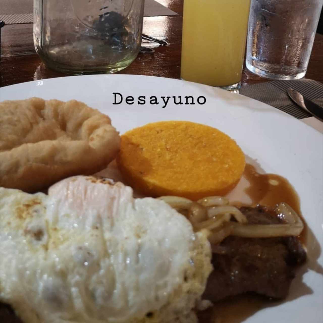 Bistec a caballo con tortilla, ojaldre y jugo de piña