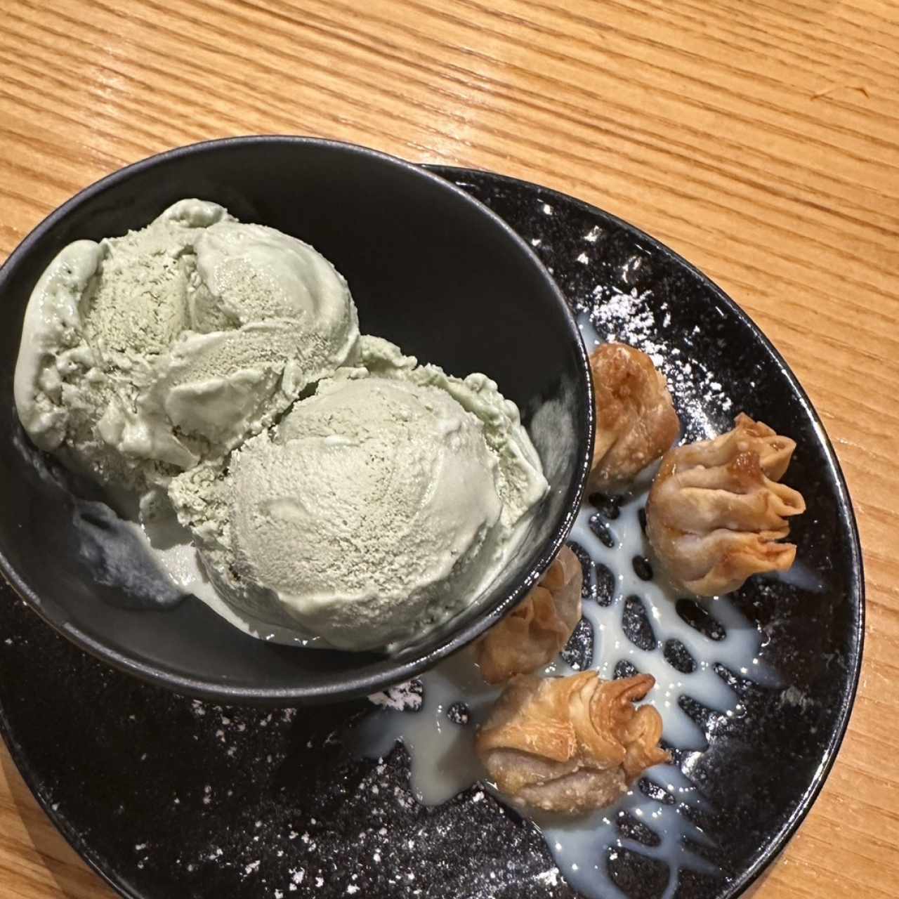 GYOZA DE DULCE DE LECHE CON HELADO DE MATCHA