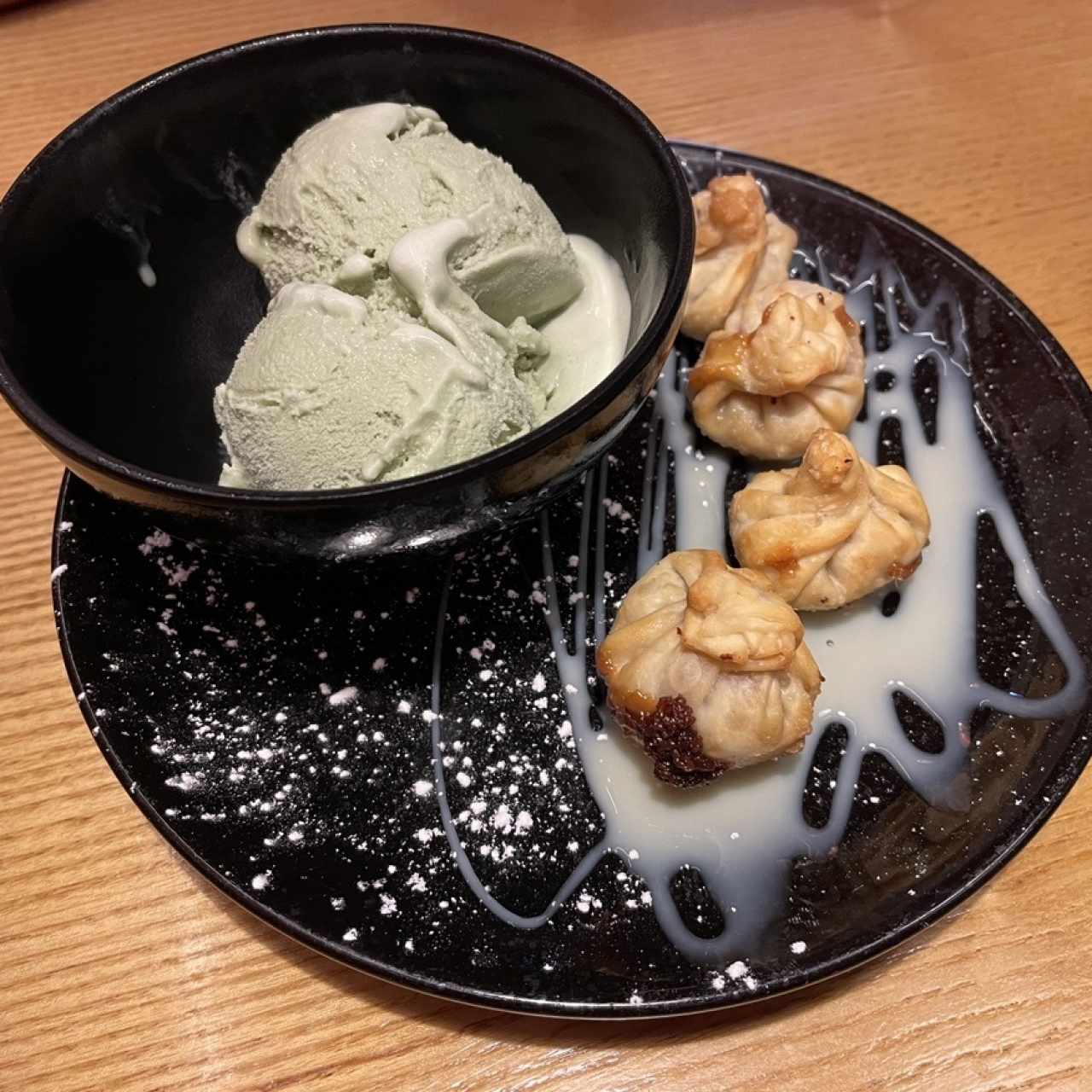 GYOZA DE DULCE DE LECHE CON HELADO DE MATCHA