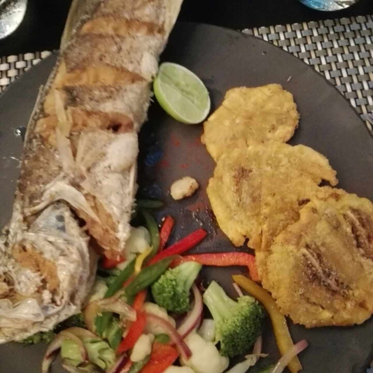 Corvina con patacones y vegetales