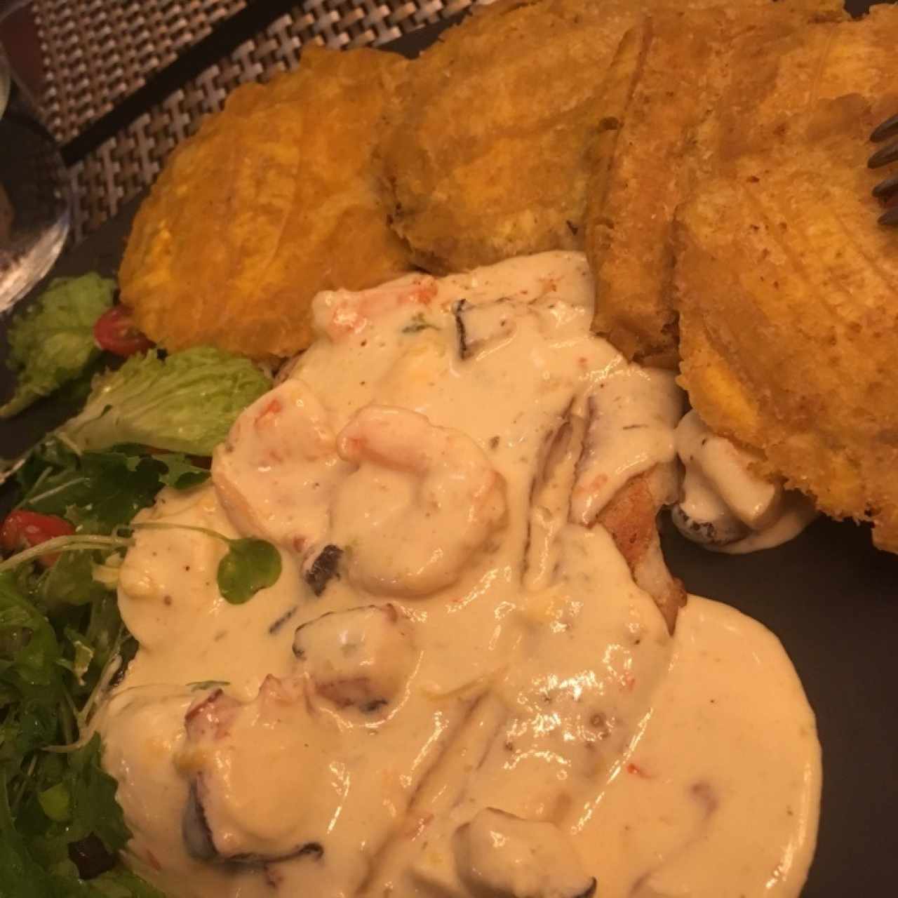 Filete de pescado en salsa de mariscos 