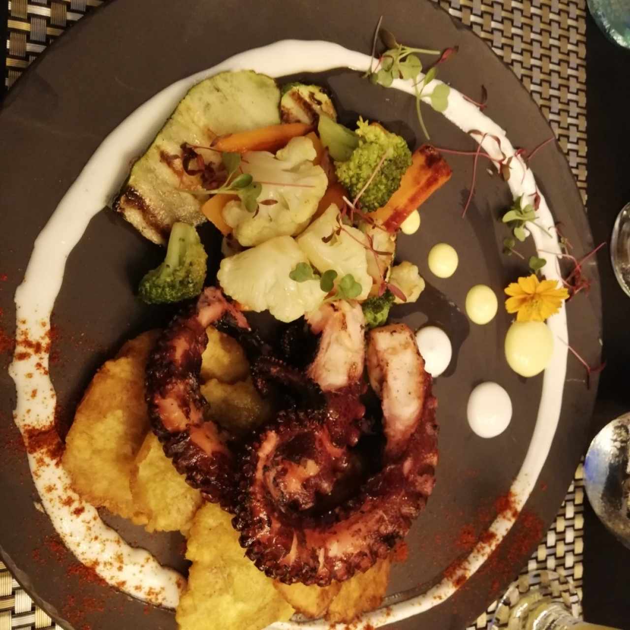 pulpo al grill con patacones