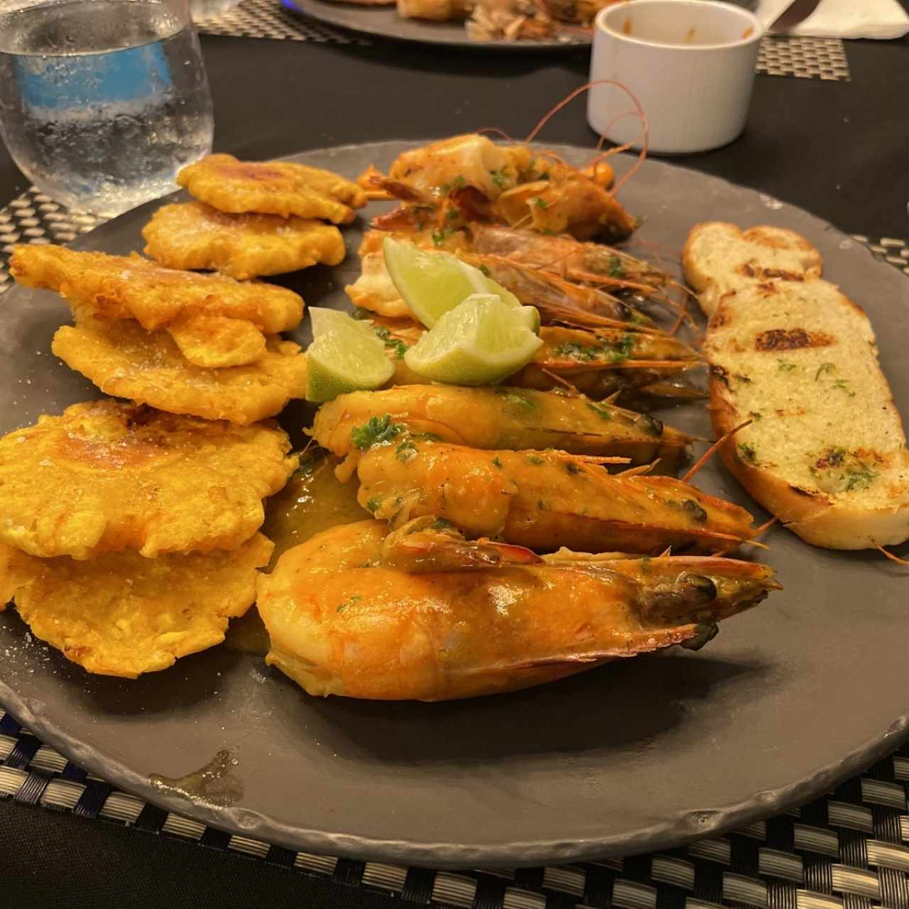 Langostino en su Ajo con Patacones