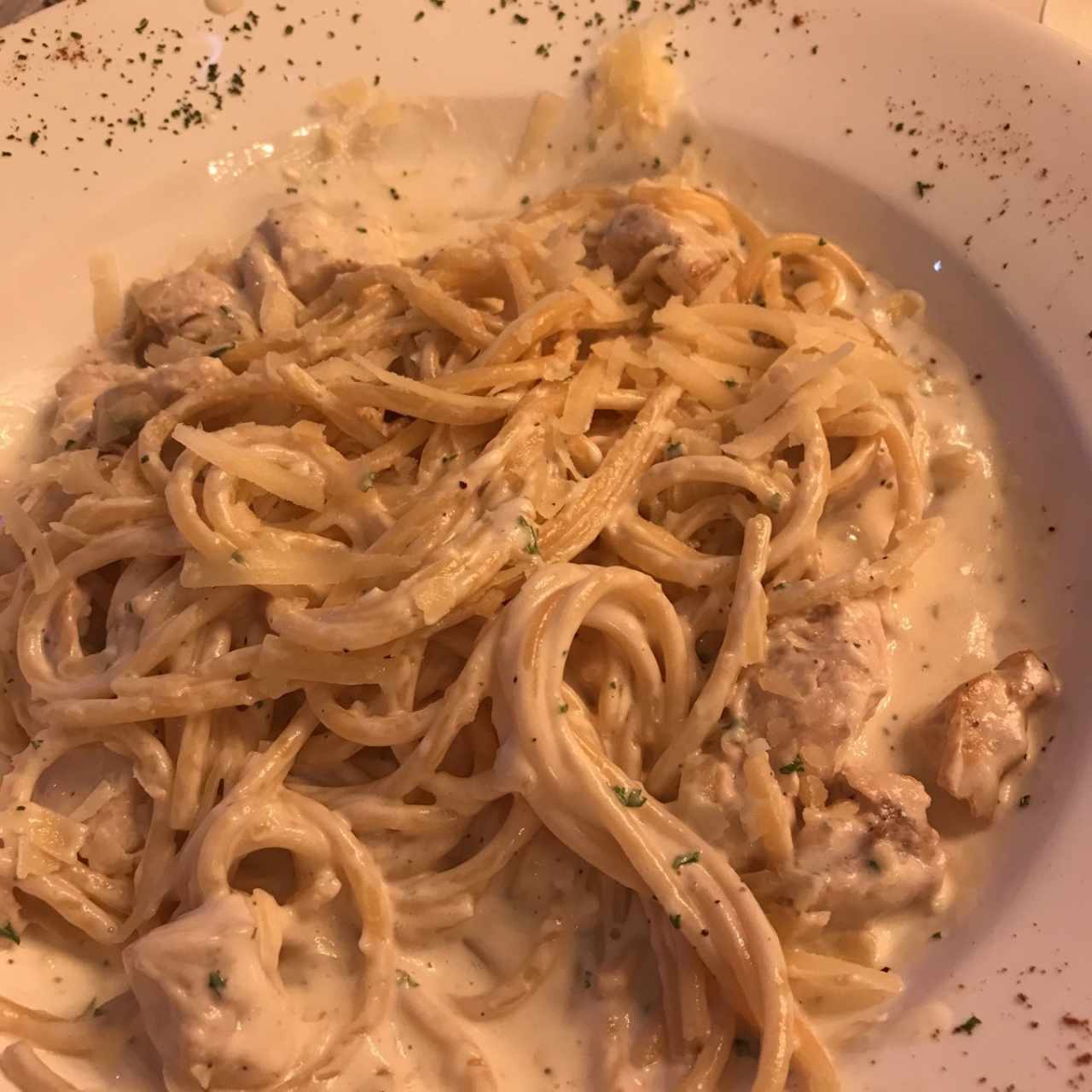 Spaguetti alfredo con pollo