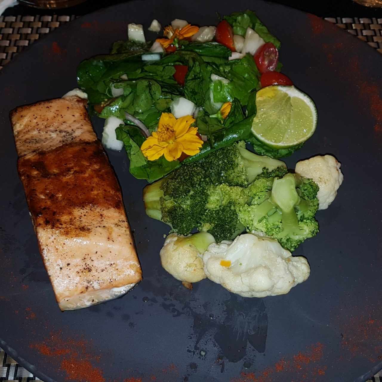 salmón con vegetales y ensalada verde.. Buen plato Keto