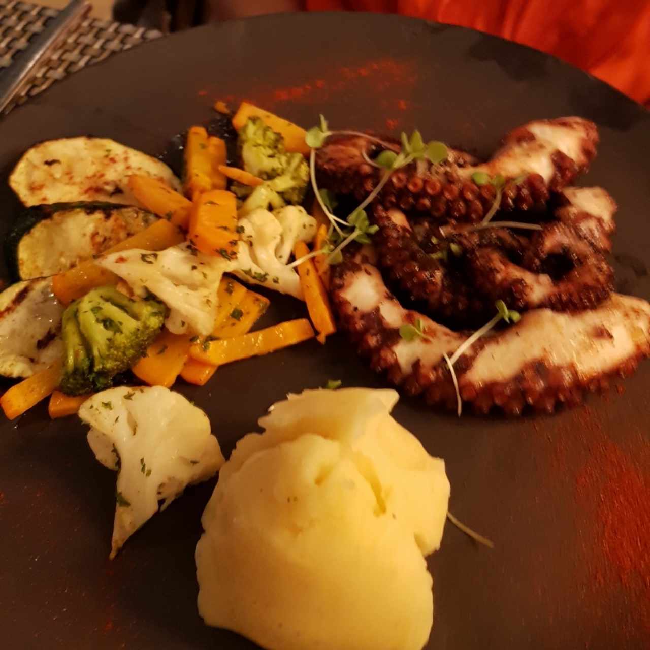 Pulpo al Grill con Vegetales y Puré 