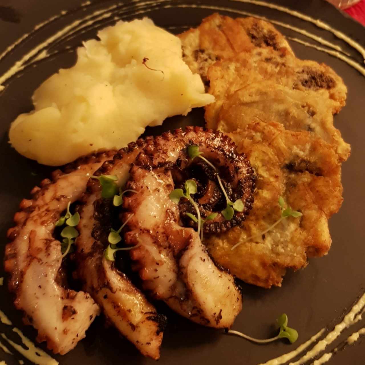 Pulpo al Grill con Puré y Patacones