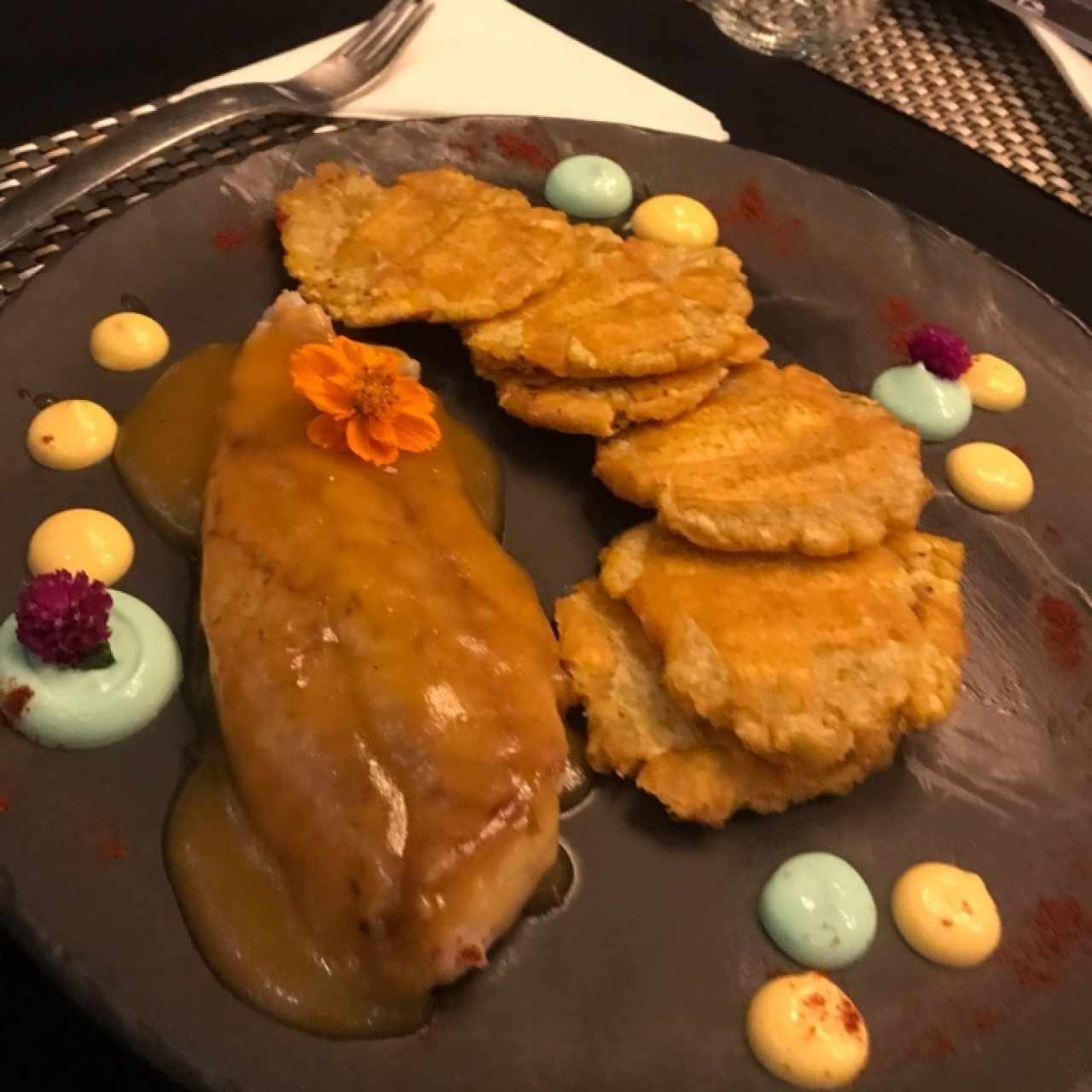 filete de pescado en salsa de maracuya con patacones