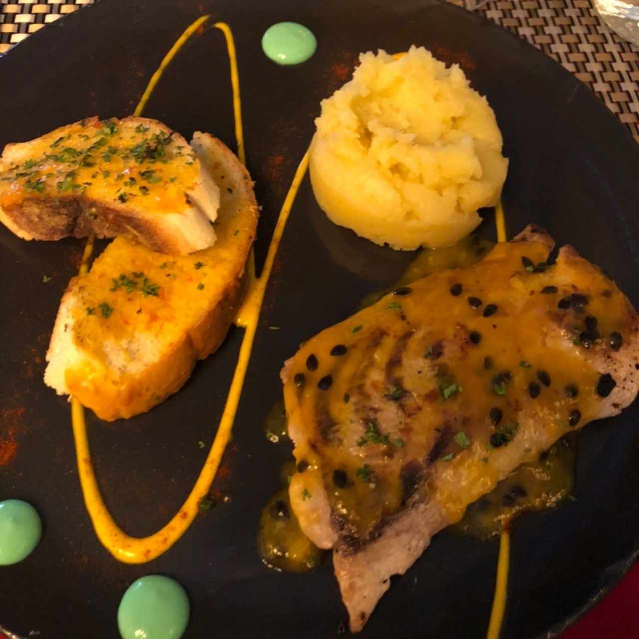 Filete de pescado en salsa de maracuya 