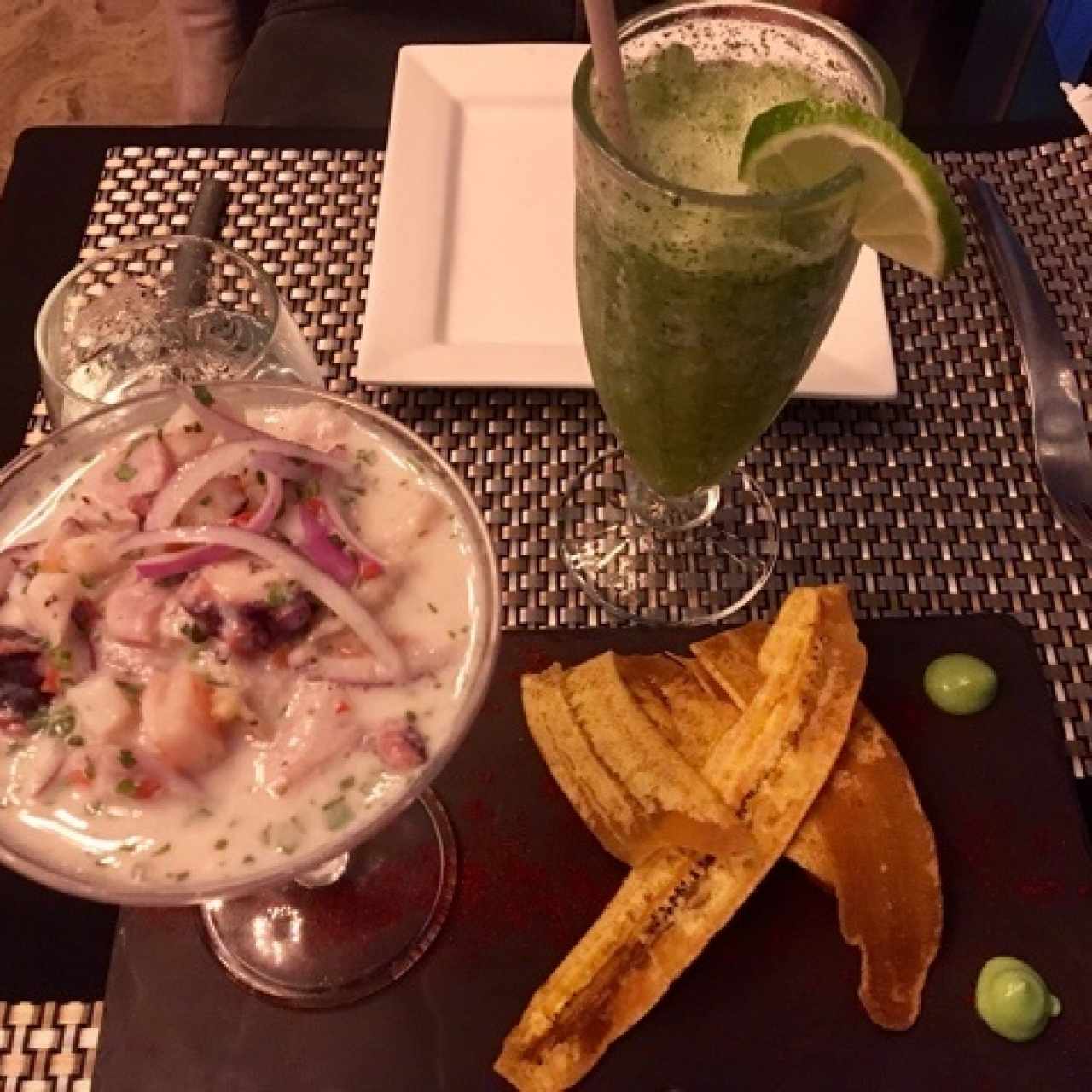 ceviche mixto y limonada con hierba buena