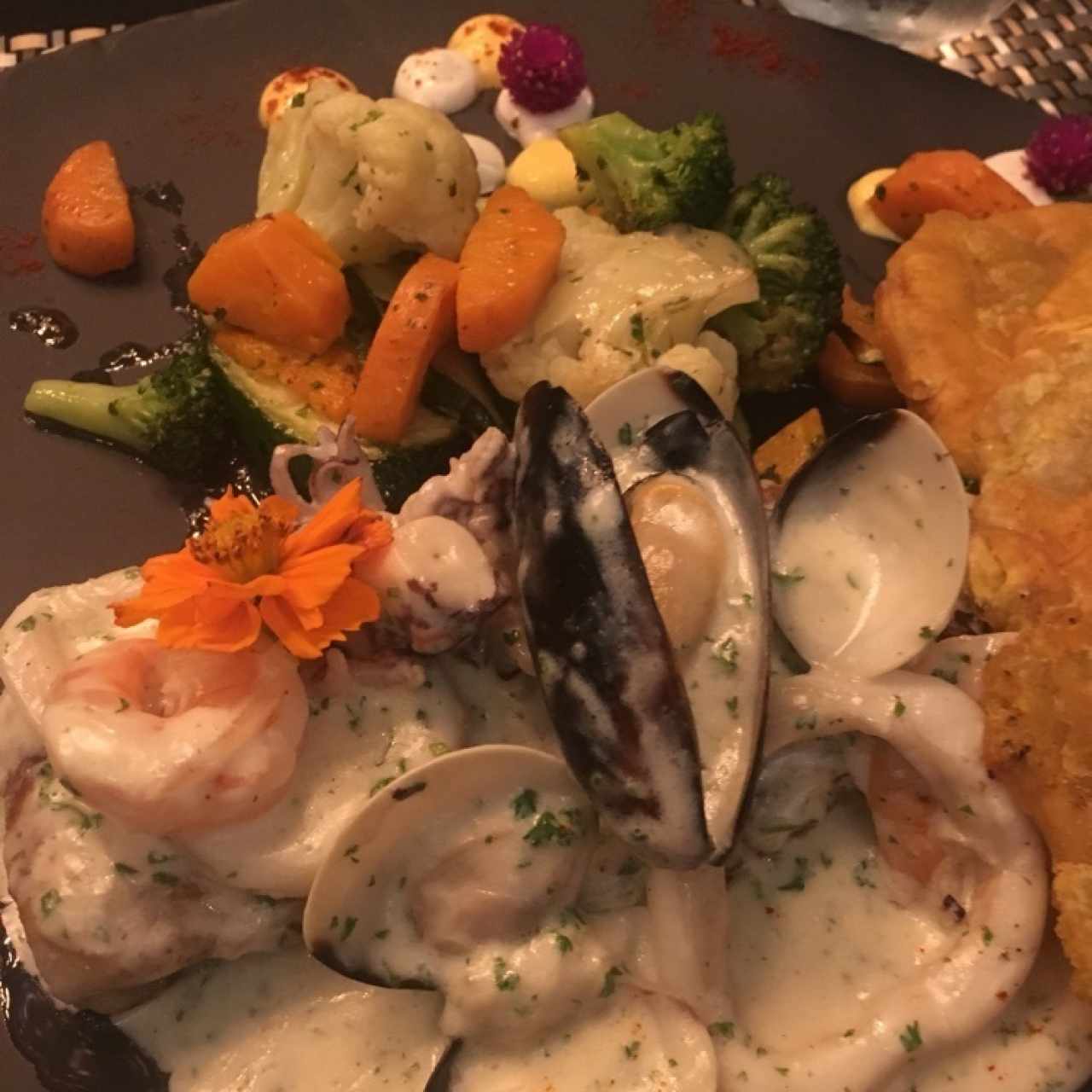 pescado en salsa de mariscos con patacones y vegetales