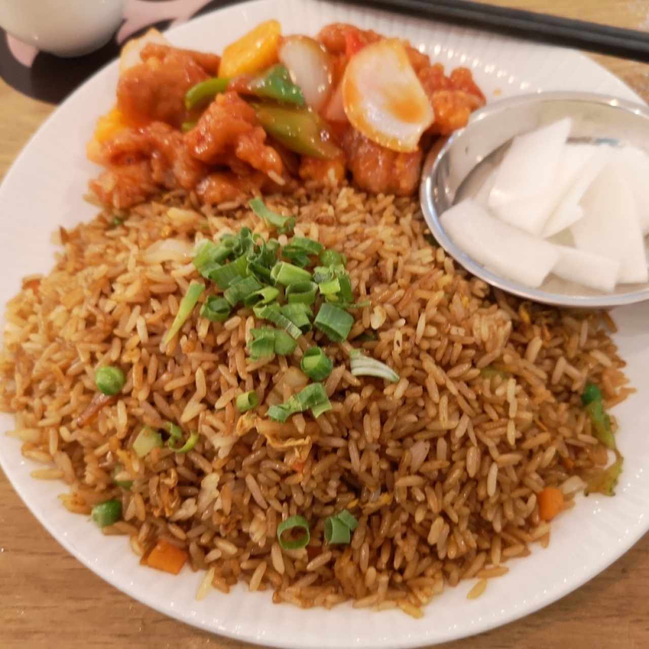 Combo de costillas agridulce con arroz frito y ensalada de nabo