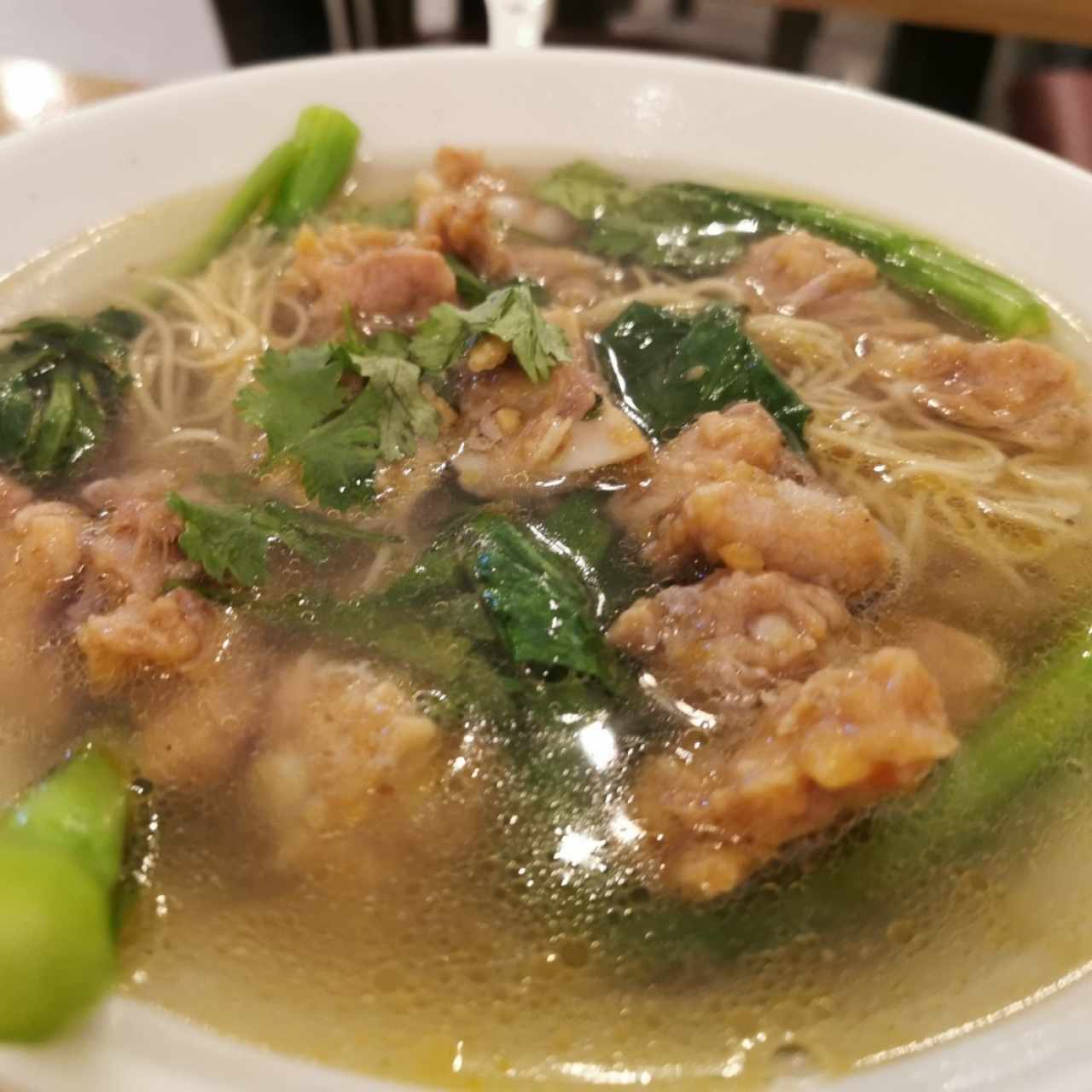 Sopa de fideos con costillitas de puerco