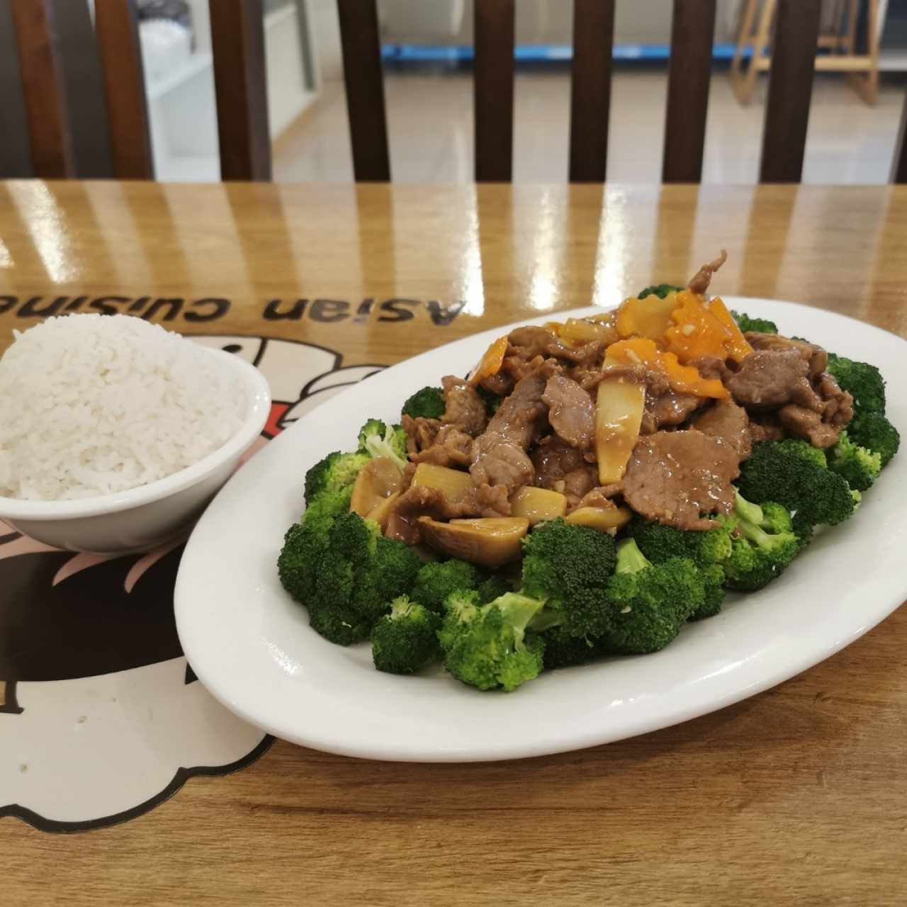 Carne con brócoli y una taza de arroz 