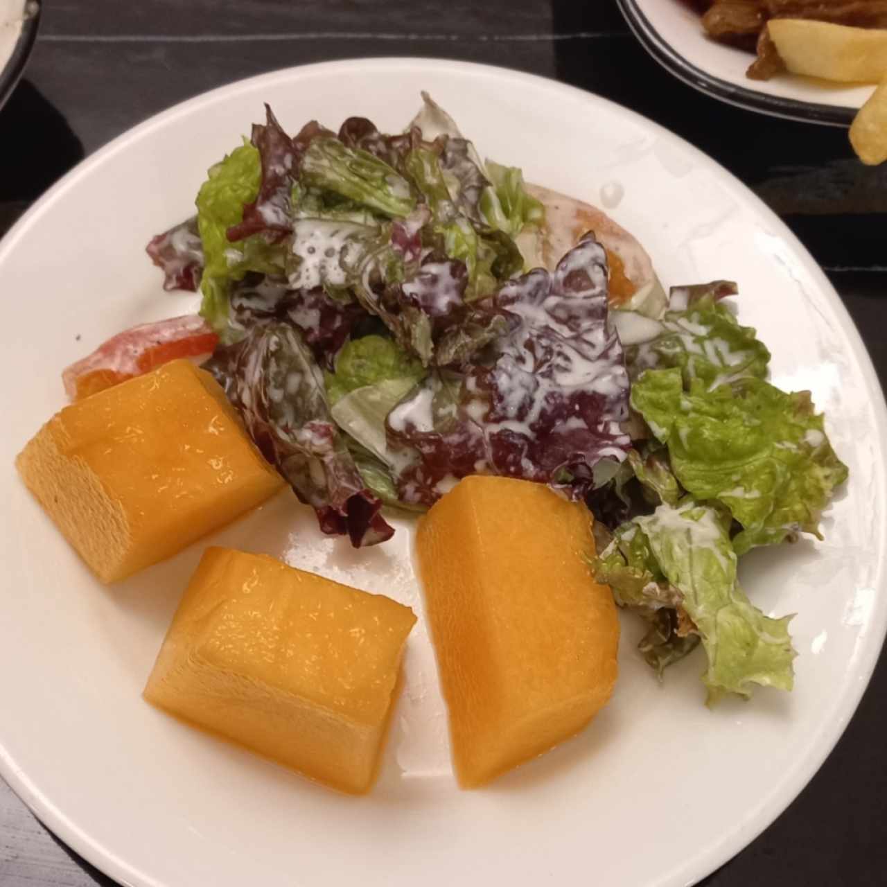 Ensalada y frutas