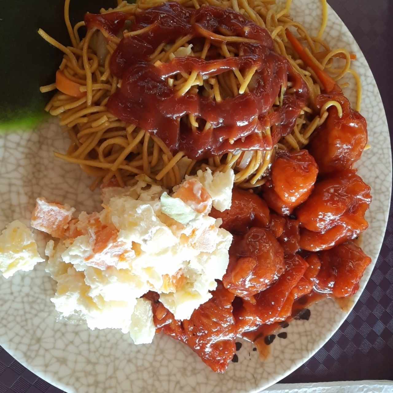 chowmein con pollo agridulce y ensalada de papas 