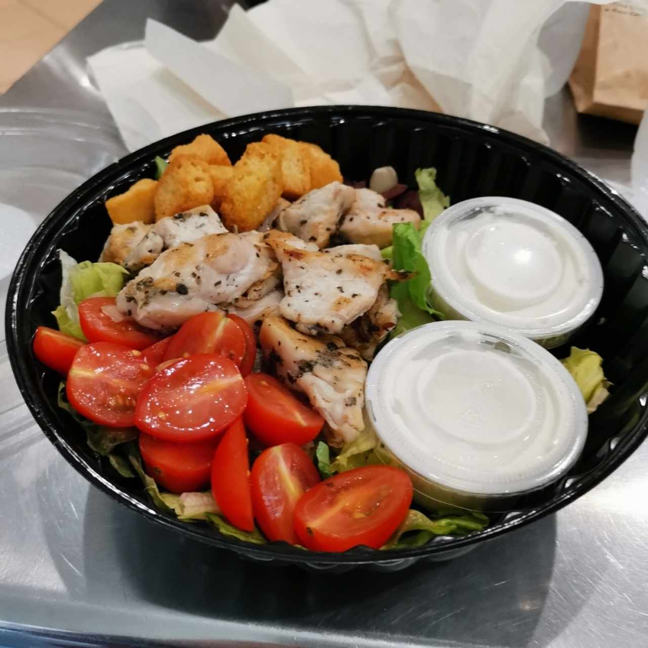 Ensalada de pollo y su salsa