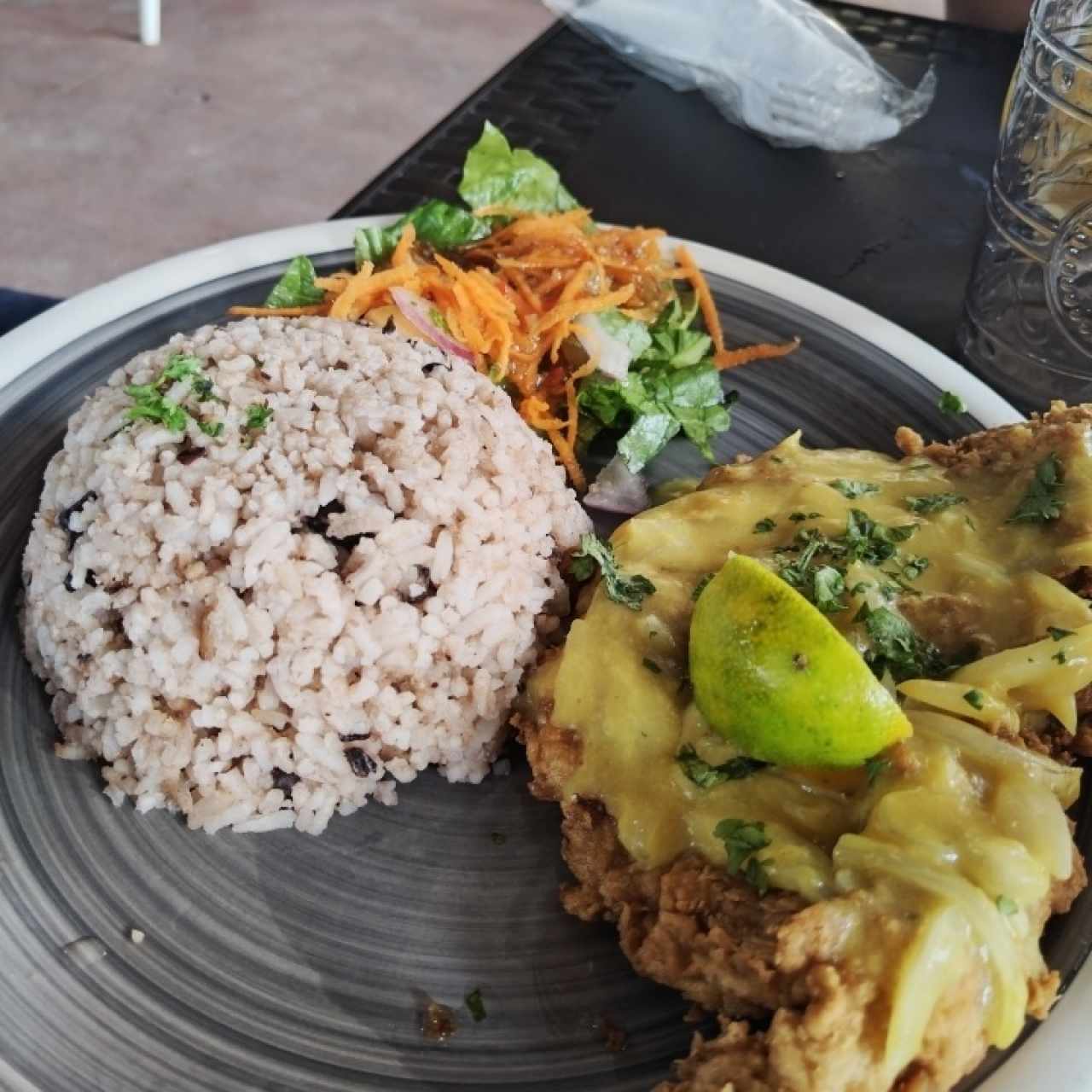 Filete de pescado apanado con arroz con guandú y coco. 