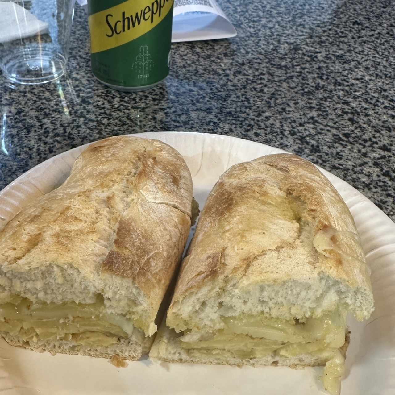 Bocadillo de tortilla de patata con queso manchego