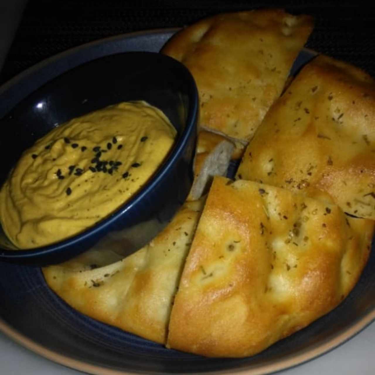 Pan de la cada con dip de pimentones