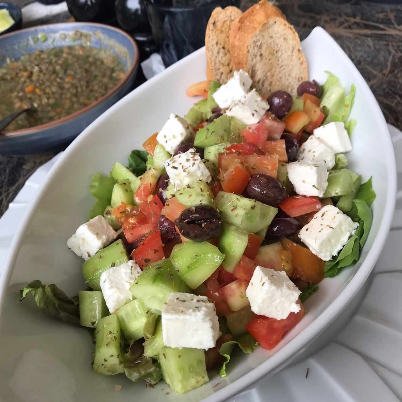 ensalada griega y sopa de lentejas