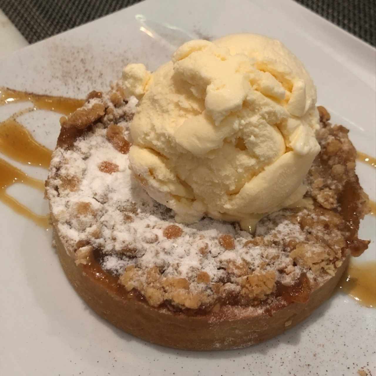 pastel de manzana con helado 