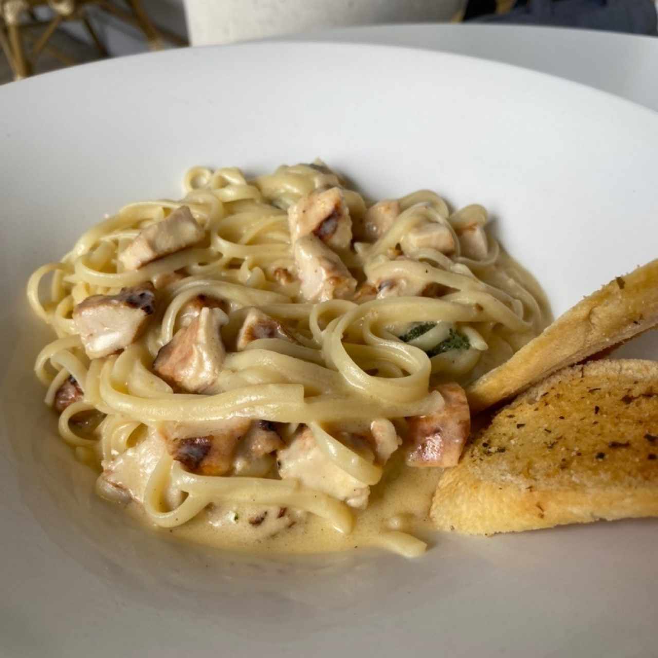 Fetuccini con pollo y crema