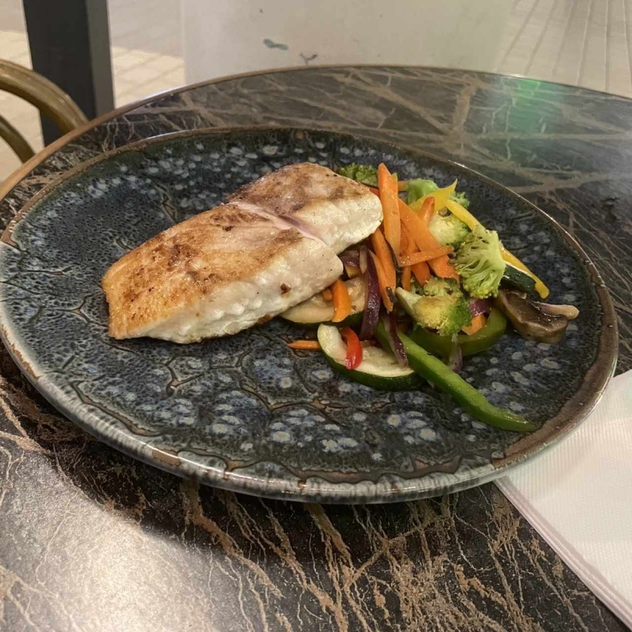 Corvina con Vegetales Salteados