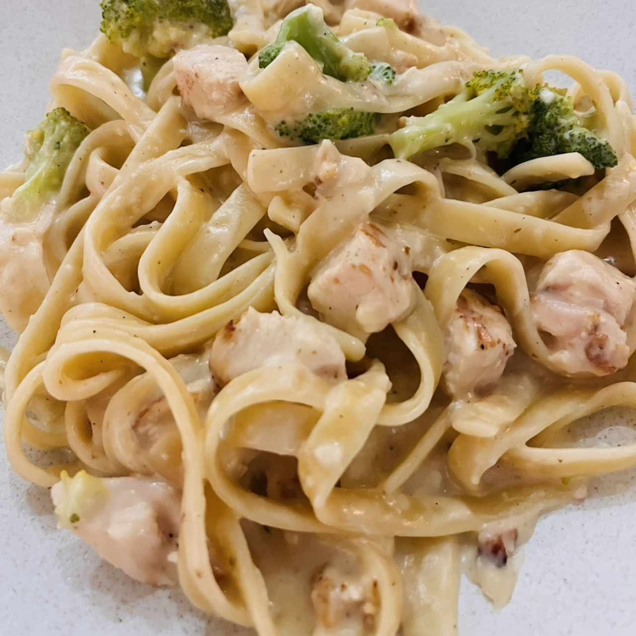 Pasta alfredo con pollo y brocoli