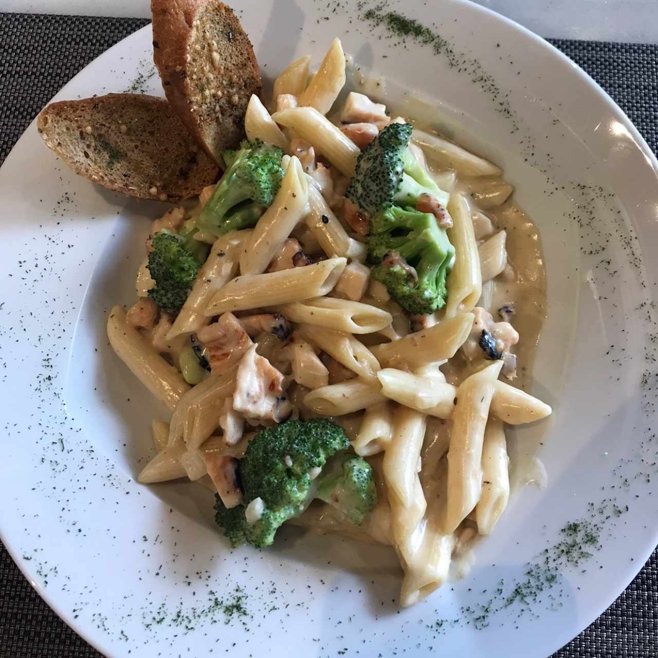 pasta penne con pollo y brocolli