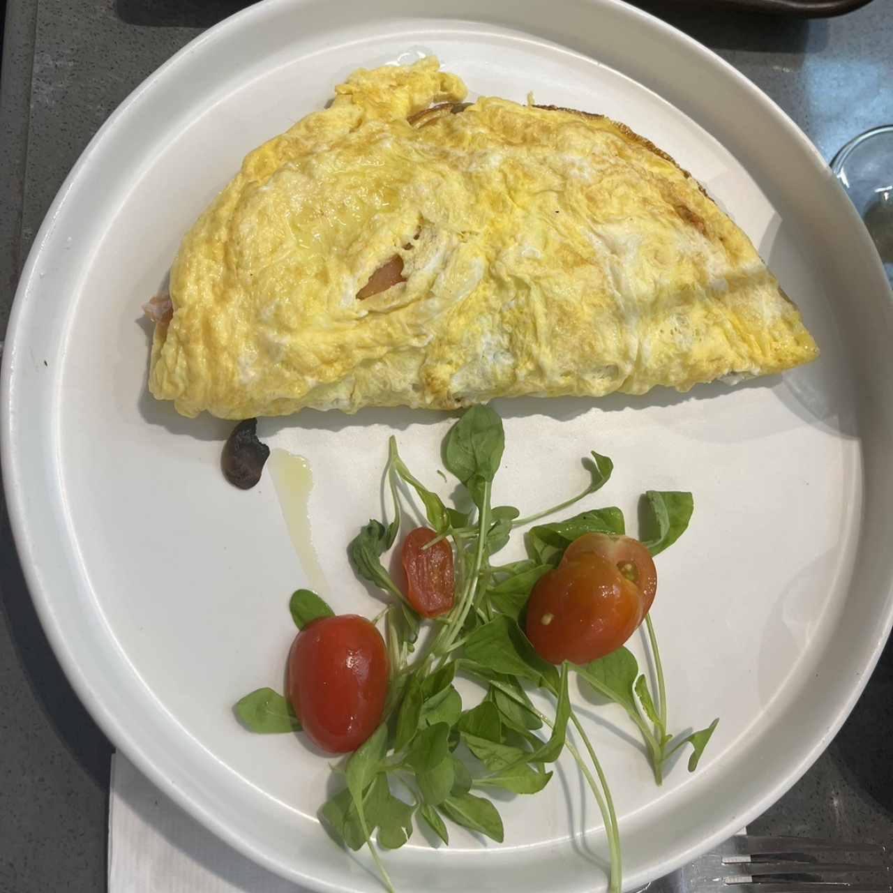 Omelette con salmon y hongos