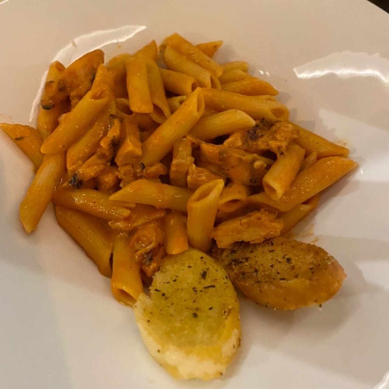 pasta con salsa rosada y pollo