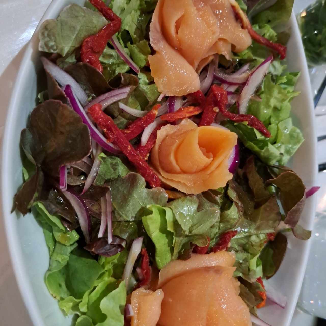 ensalada de salmón ahumado y citrico