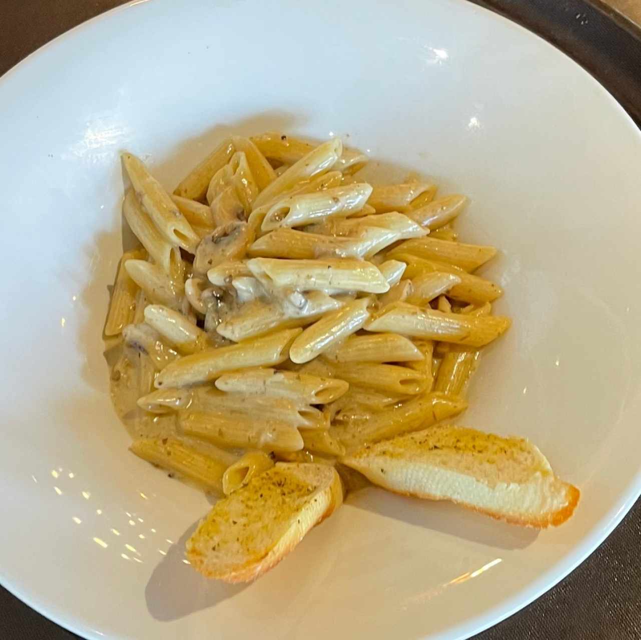 Pasta con crema de hongos