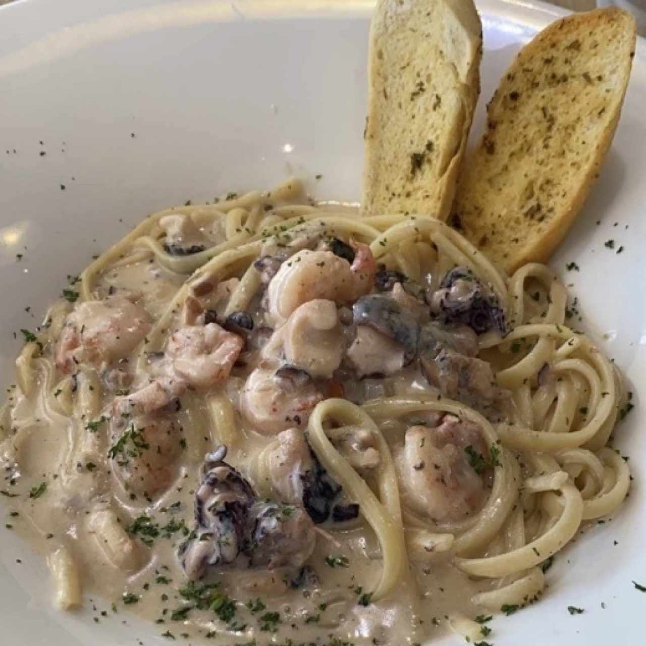 Pasta de marisco en salsa blanca