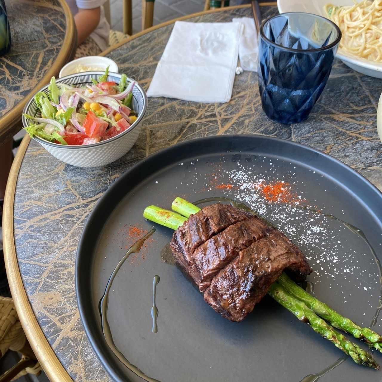 Entraña con ensalada de la casa