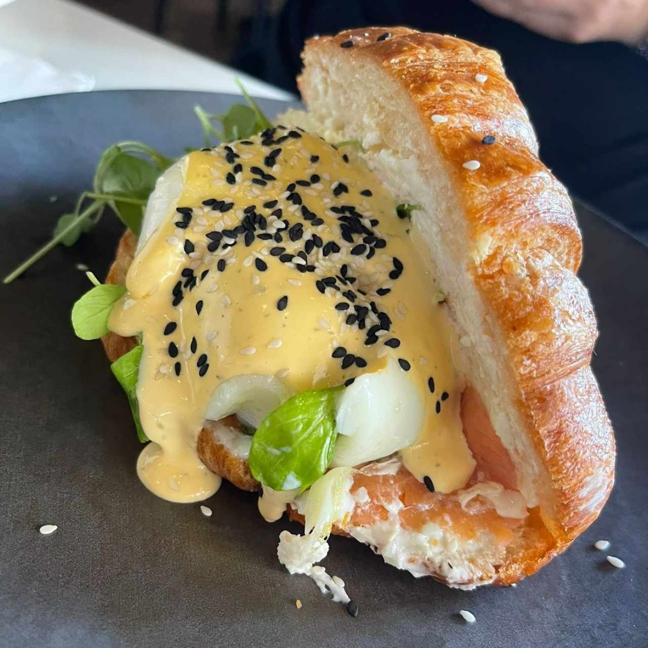 Croissant con salmon y huevos benedictinos