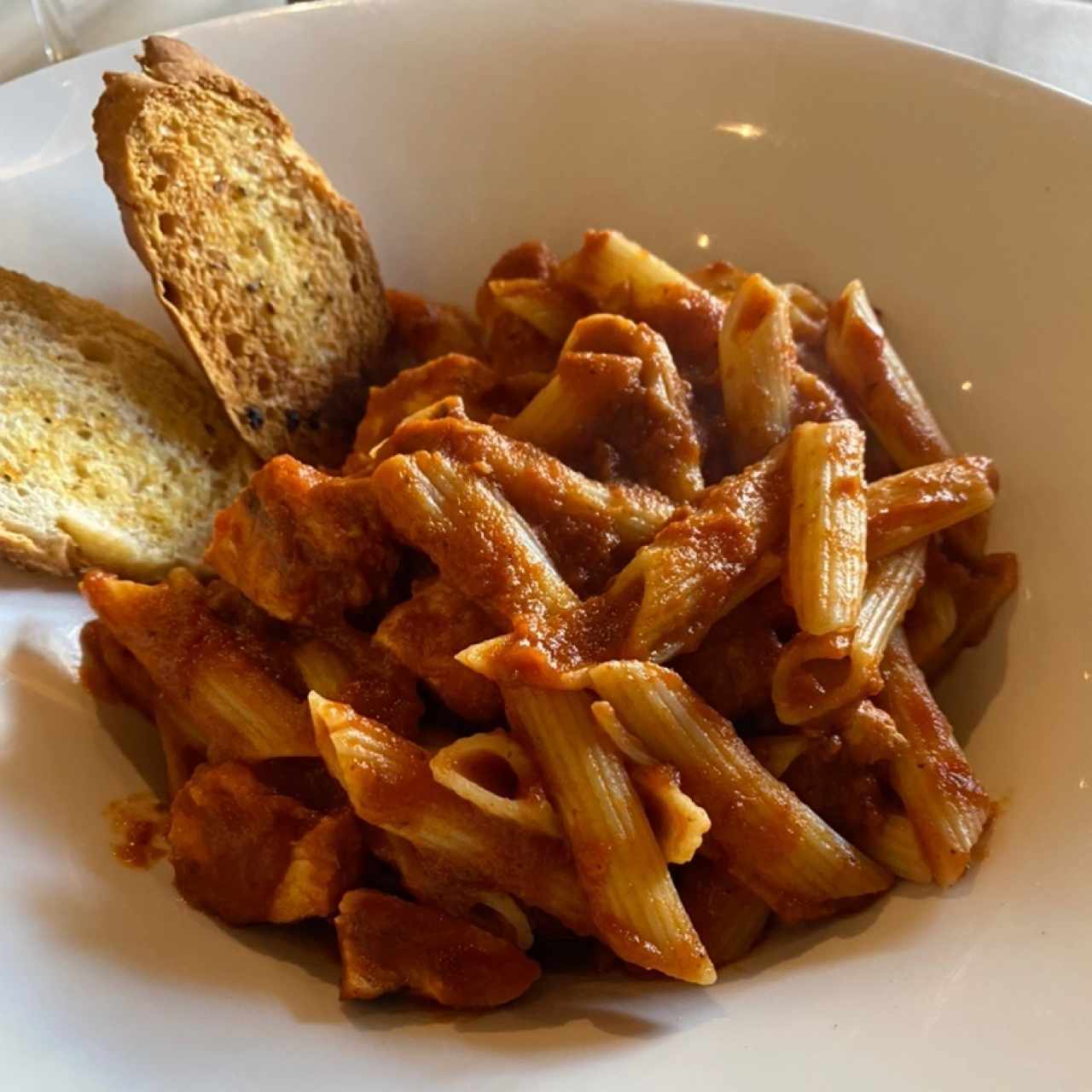 Penne con pollo en salsa pomodoro