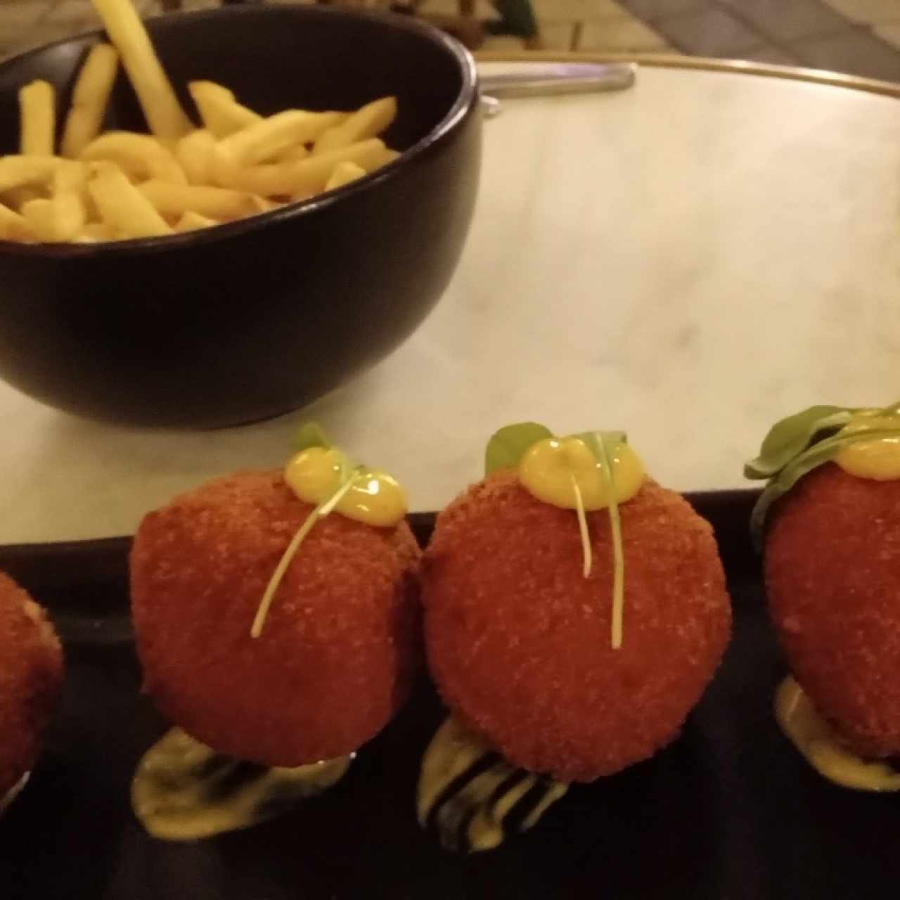 bolas de pescado y papas fritas