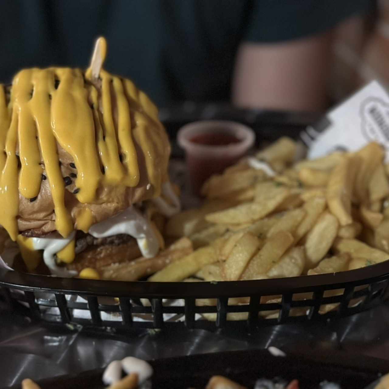 Hamburguesa bañada en queso